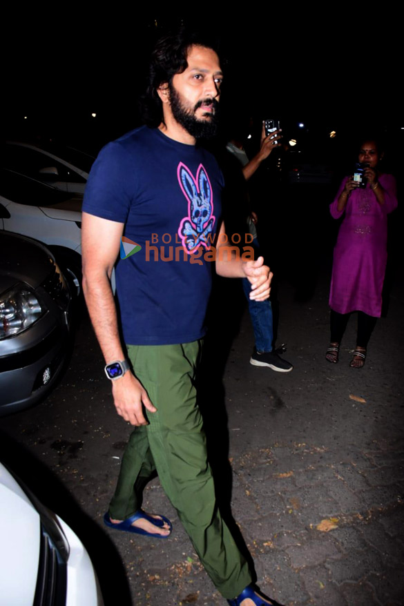 photos riteish deshmukh snapped at hakims aalim salon in bandra 1 3
