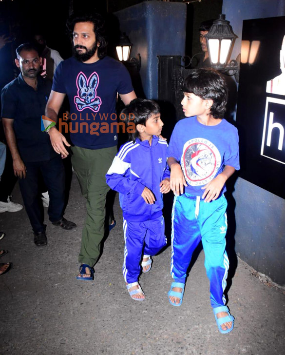 photos riteish deshmukh snapped at hakims aalim salon in bandra 3 3