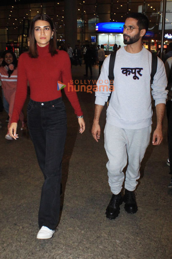 photos shahid kapoor and kriti sanon snapped at the airport 1