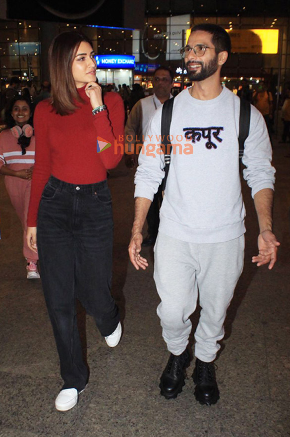 photos shahid kapoor and kriti sanon snapped at the airport 4