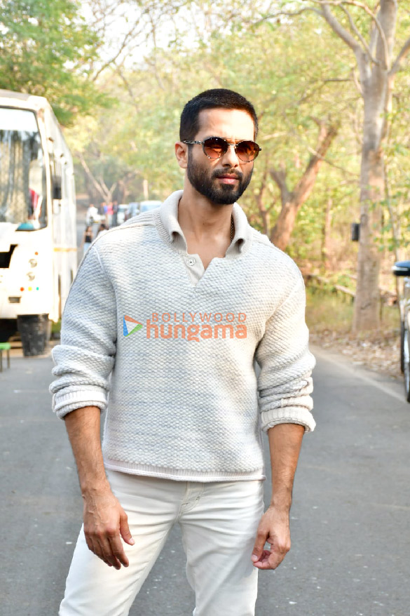 Photos: Shahid Kapoor and Kriti Sanon snapped on the sets of Bigg Boss 17 for Teri Baaton Mein Aisa Uljha Jiya Photos: Shahid Kapoor and Kriti Sanon snapped on the sets of Bigg Boss 17 for Teri Baaton Mein Aisa Uljha Jiya