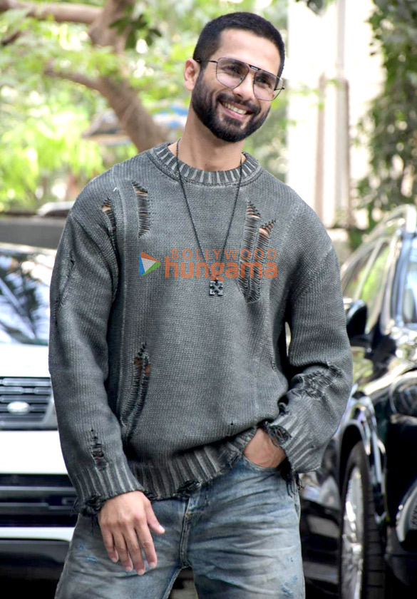 photos shahid kapoor and kriti sanon snapped promoting teri baaton mein aisa uljha jiya at maddock films office 1