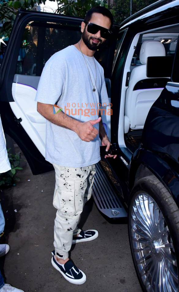 Photos: Shahid Kapoor snapped in Bandra Photos: Shahid Kapoor snapped in Bandra