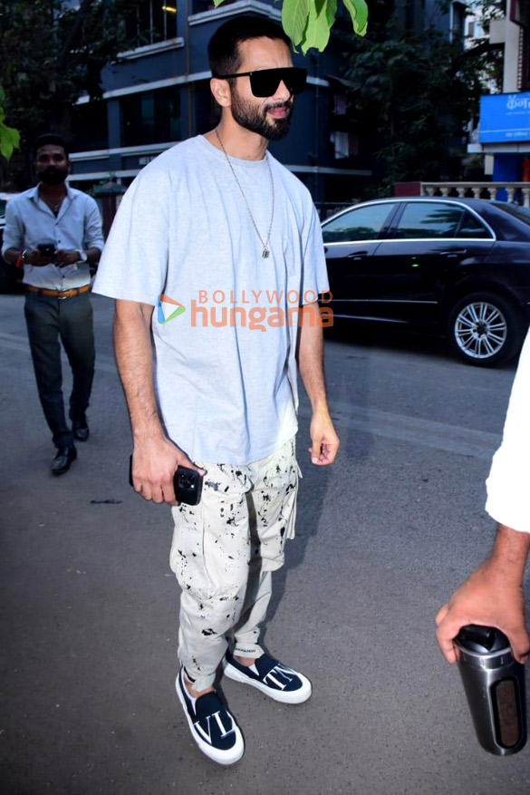 photos shahid kapoor snapped in bandra 4 3