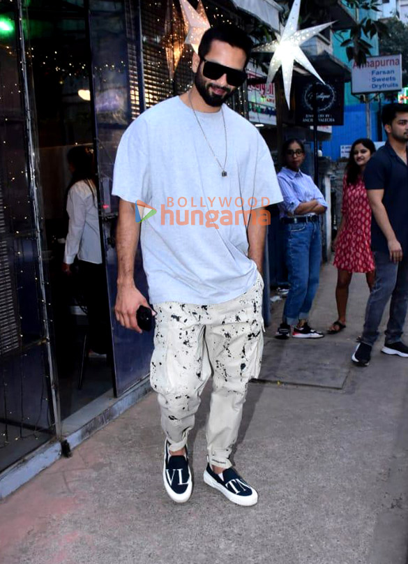 photos shahid kapoor snapped in bandra 5