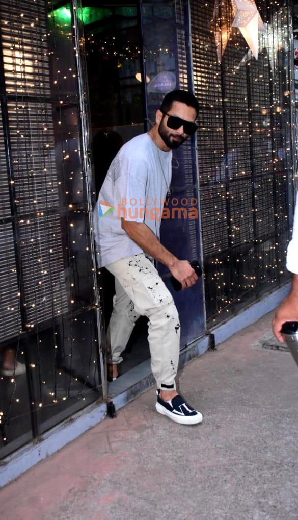 photos shahid kapoor snapped in bandra 6