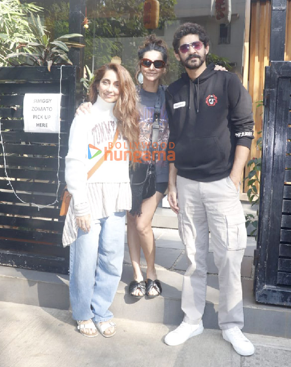 Photos: Shibani Dandekar, Anusha Dandekar and Gaurav Kapur snapped in Bandra Photos: Shibani Dandekar, Anusha Dandekar and Gaurav Kapur snapped in Bandra