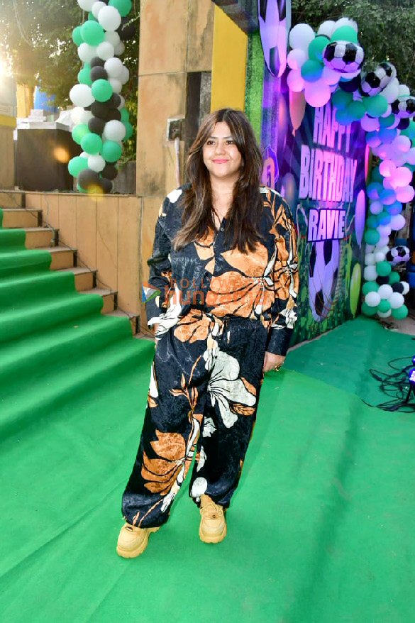 photos shilpa shetty neha dhupia tusshar kapoor and others snapped at ravie kapoors birthday bash 4