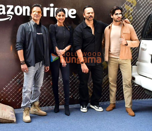photos sidharth malhotra shilpa shetty vivek oberoi and rohit shetty snapped at the trailer launch of indian police force 2