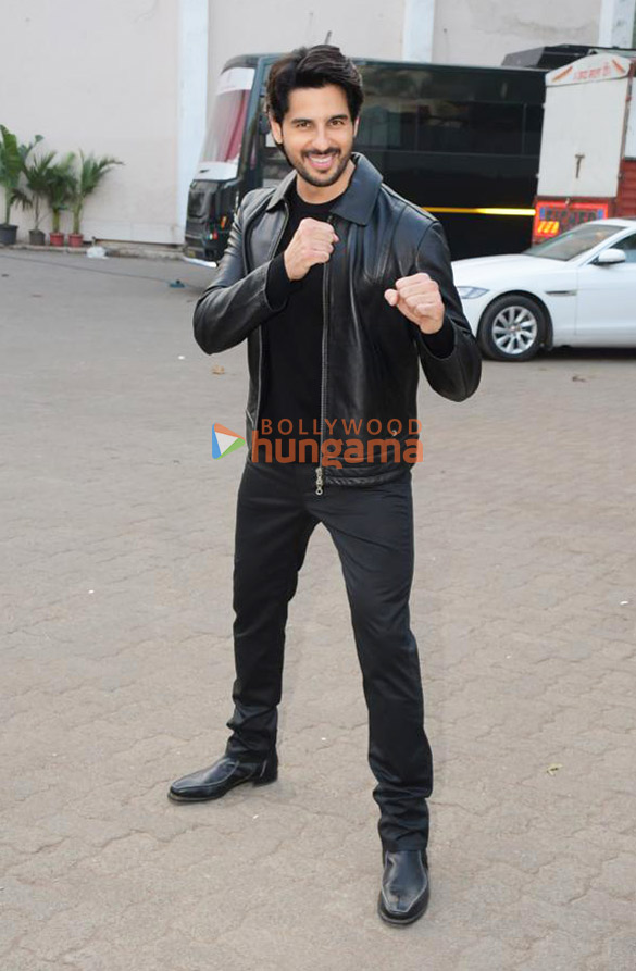 photos sidharth malhotra vivek oberoi and shilpa shetty snapped during indian police force promotions 1