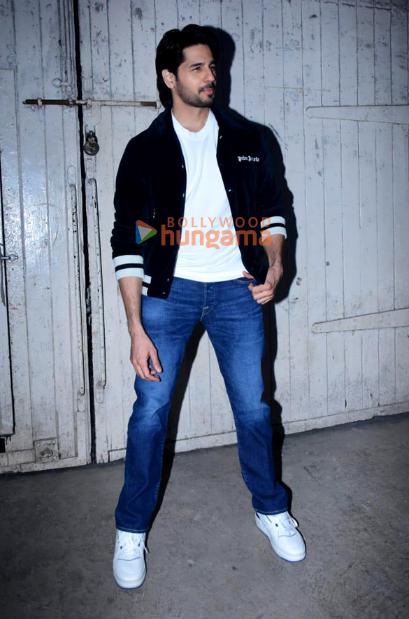 photos sidharth malhotra snapped in bandra 4 2