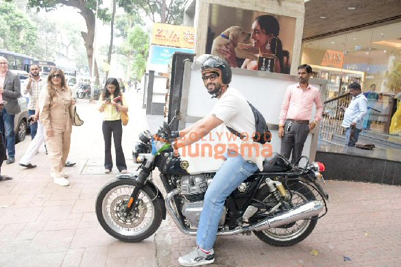 photos sunny kaushal snapped in bandra 2
