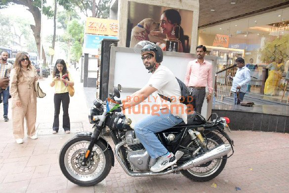 photos sunny kaushal snapped in bandra 6