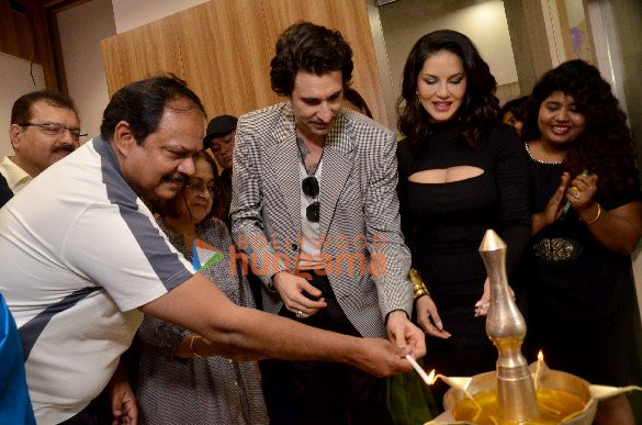 photos sunny leone snapped at the launch of naturals borivali outlet 5