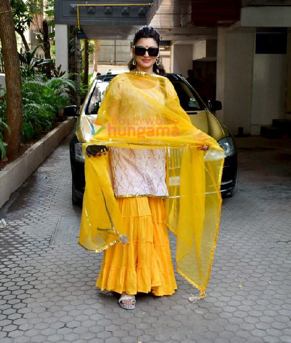 Photos: Urvashi Rautela and Aditi Rao Hydari snapped in Juhu Photos: Urvashi Rautela and Aditi Rao Hydari snapped in Juhu