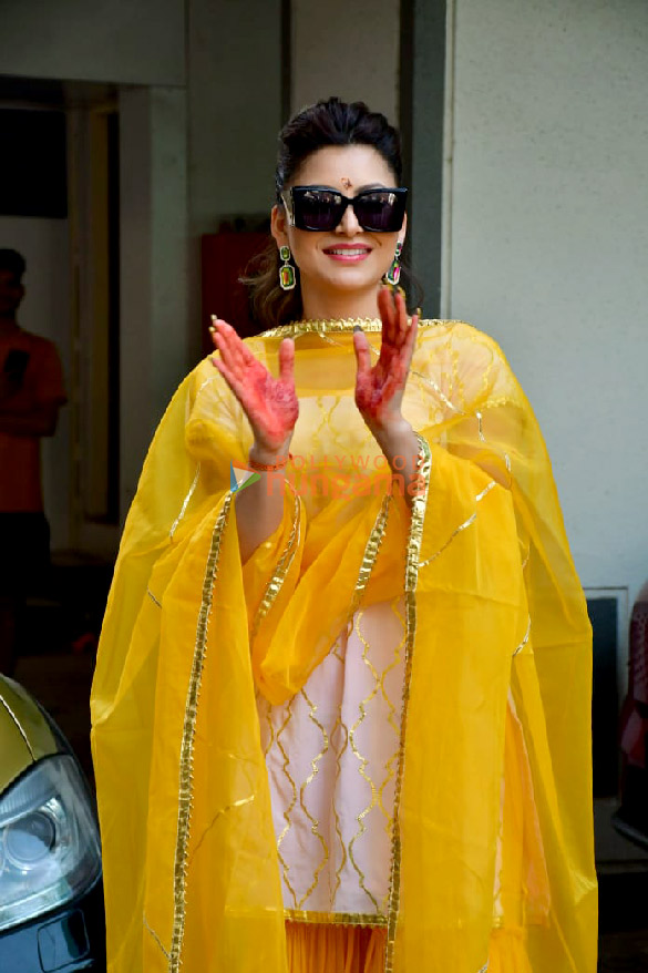 photos urvashi rautela and aditi rao hydari snapped in juhu 5
