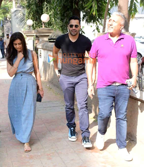 photos varun dhawan snapped in bandra 1 3