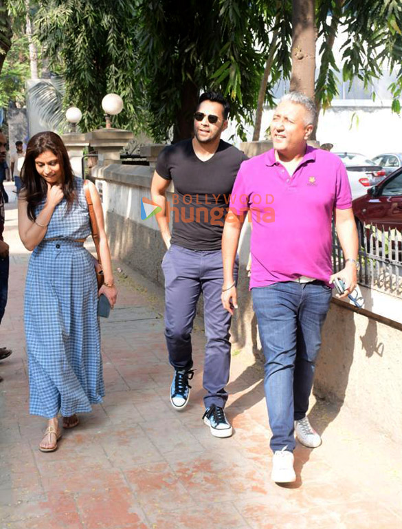 photos varun dhawan snapped in bandra 2 3