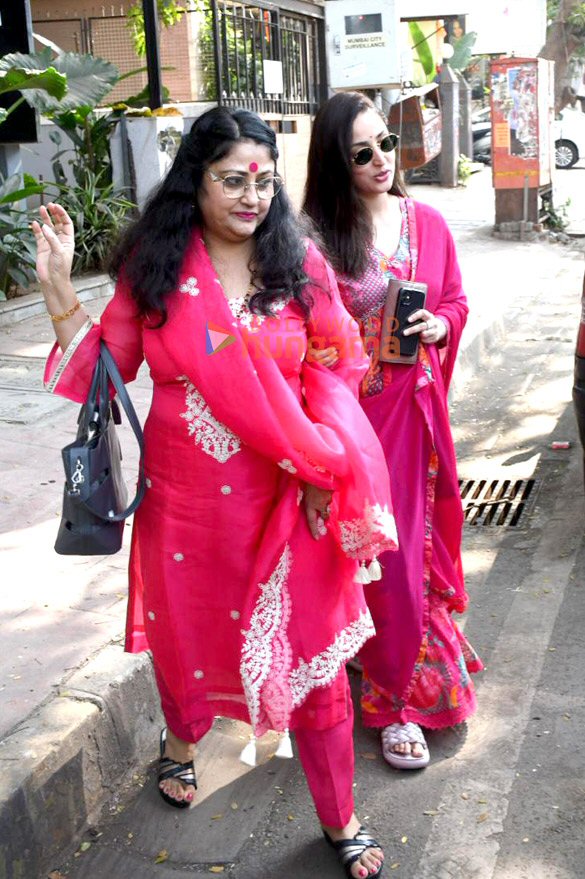 photos yami gautam dhar snapped outside a store in khar with mother and husband aditya dhar 5