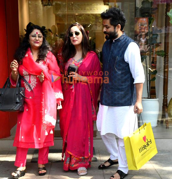 photos yami gautam dhar snapped outside a store in khar with mother and husband aditya dhar 6