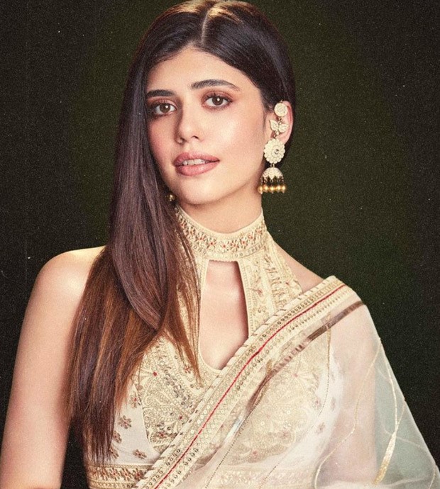Sanjana Sanghi weaves a picture of elegance in an ivory saree for Gauravvanta Gujarati Awards