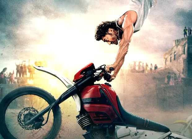 Crakk actor Vidyut Jammwal performs daredevil stunt on Mumbai local