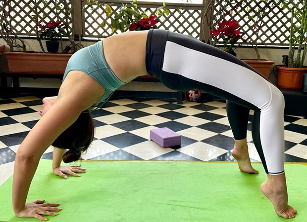 Kareena Kapoor Khan masters Chakrasana; sets new Yoga goals!