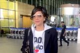 Mandira Bedi rocks the airport look, keeping it casual yet chick