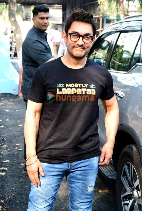 photos aamir khan leaves for pune for laapataa ladies promotions 4