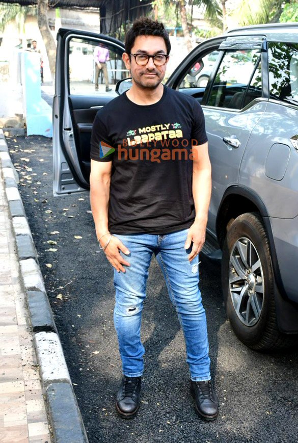 photos aamir khan leaves for pune for laapataa ladies promotions 5