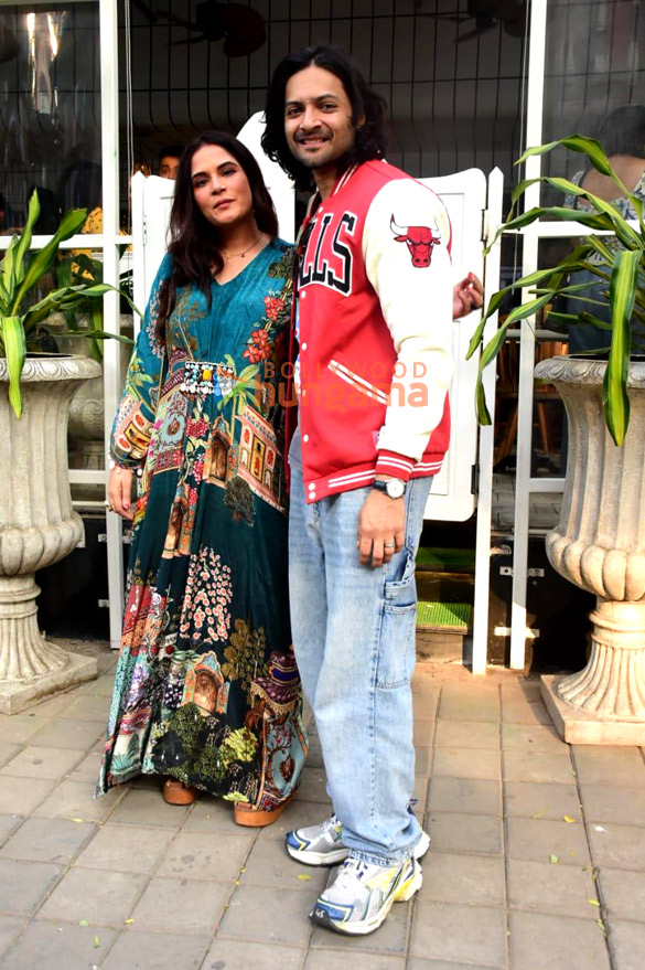 photos ali fazal and richa chadha snapped in bandra 1 2