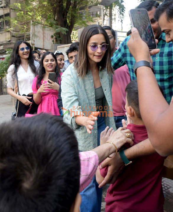 photos alia bhatt neetu kapoor shaheen bhatt and soni razdan snapped outside a cafe in bandra 6