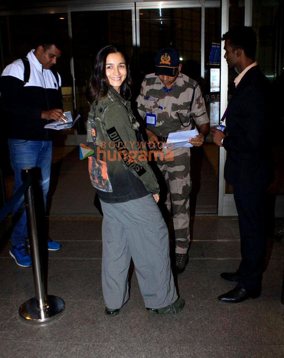 photos alia bhatt snapped at the airport 3 8