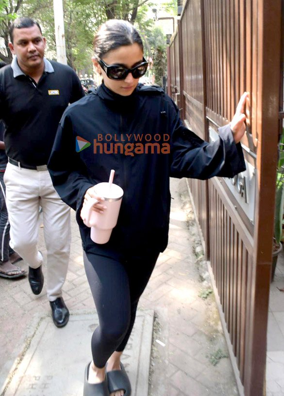 Photos: Alia Bhatt spotted at Anshuka Yoga in Bandra Photos: Alia Bhatt spotted at Anshuka Yoga in Bandra