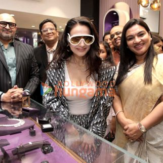 Photos: Ameesha Patel inaugurates the first flagship store of Vanior Jewels in Mumbai