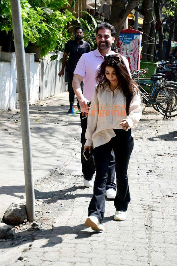 photos arbaaz khan and sshura khan spotted outside a cafe in bandra 4