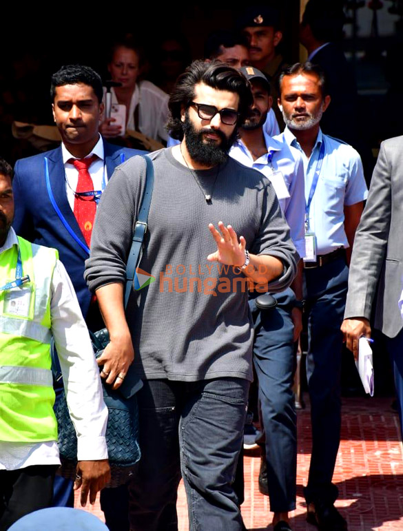 Photos: Arjun Kapoor snapped at Jamnagar airport Photos: Arjun Kapoor snapped at Jamnagar airport