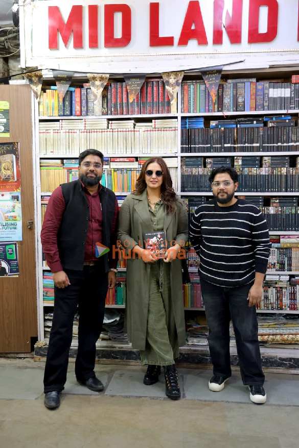 photos huma qureshi snapped signing copies of her first novel zeba an accidental superhero for her fans in a delhi bookstore 4