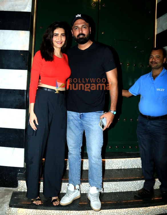 photos karishma tanna snapped with her family in bandra 2