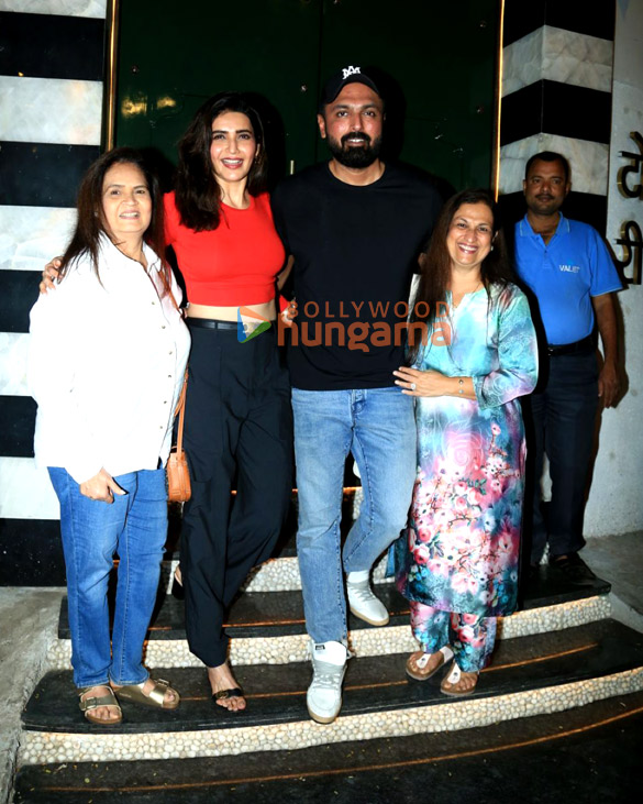 photos karishma tanna snapped with her family in bandra 4