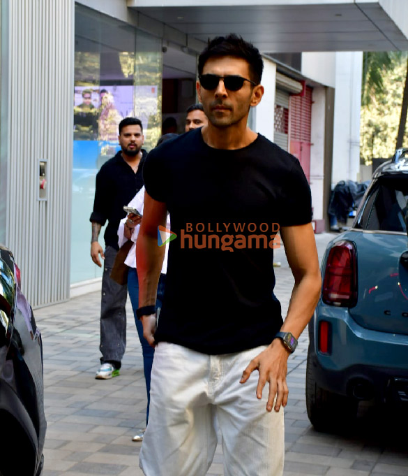 Photos: Kartik Aaryan and Sharvari Wagh snapped at T-Series office Photos: Kartik Aaryan and Sharvari Wagh snapped at T-Series office