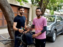 Photos: Kartik Aaryan meets a fan who arrives in Mumbai on bicycle from Jhansi
