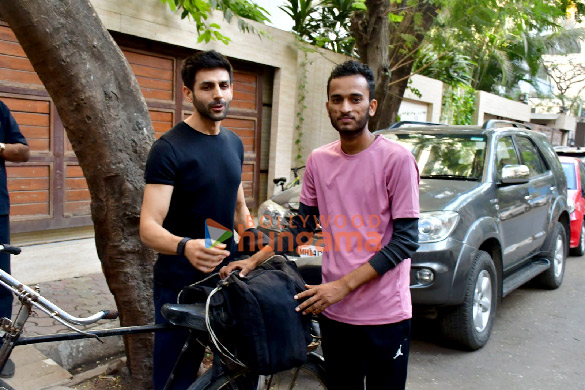 photos kartik aaryan meets a fan who arrives in mumbai on bicycle from jhansi 5