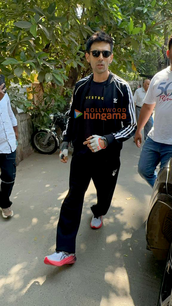 photos kartik aaryan snapped outside the gym in juhu 3 5