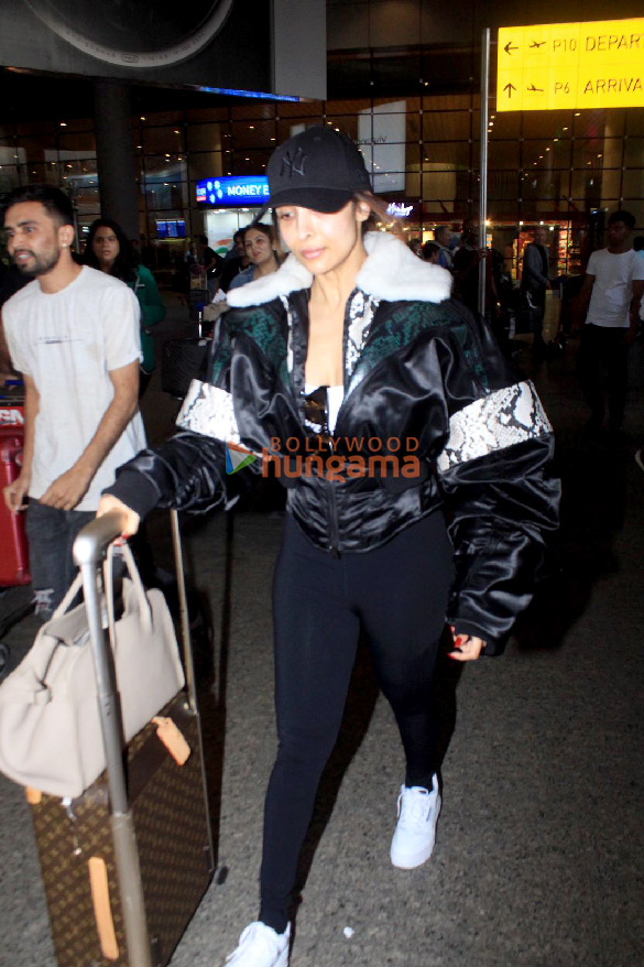 photos malaika arora snapped at the airport 2 3
