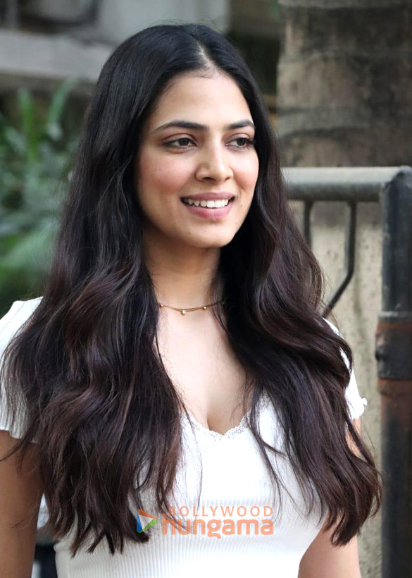 photos malavika mohanan snapped in juhu 2 2