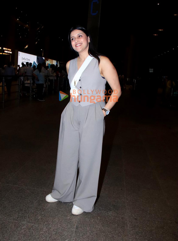 photos mannara and archana gautam snapped at the airport 3