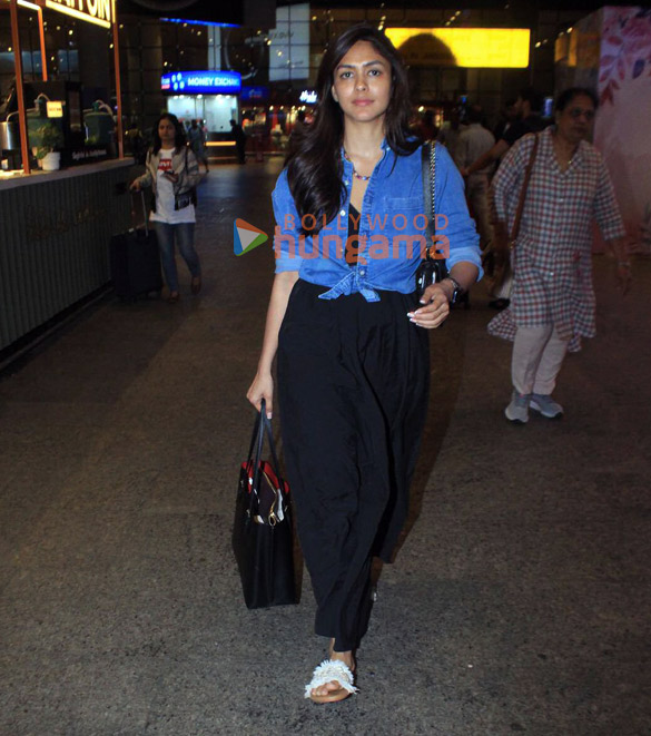 Photos: Mrunal Thakur, Manushi Chhillar and Orhan Awatramani snapped at the airport Photos: Mrunal Thakur, Manushi Chhillar and Orhan Awatramani snapped at the airport