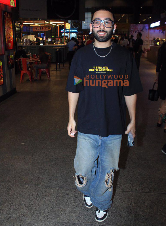 photos mrunal thakur and orhan awatramani snapped at the airport 2
