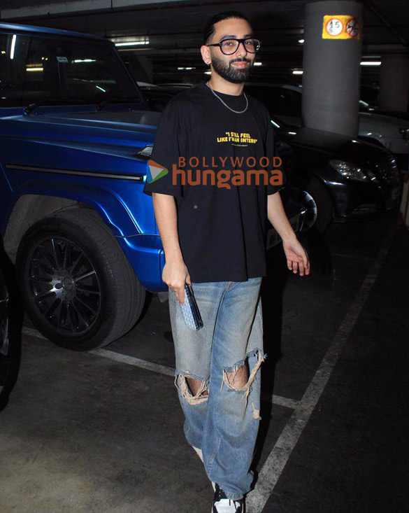 photos mrunal thakur and orhan awatramani snapped at the airport 4